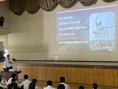 平和祈念像の形の意味について説明